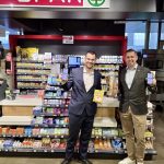 Cyrill Thommen, DFX, und Daniel Stüssi, RealUnit, beim ersten erfolgreichen Kauf im SPAR in Zug
