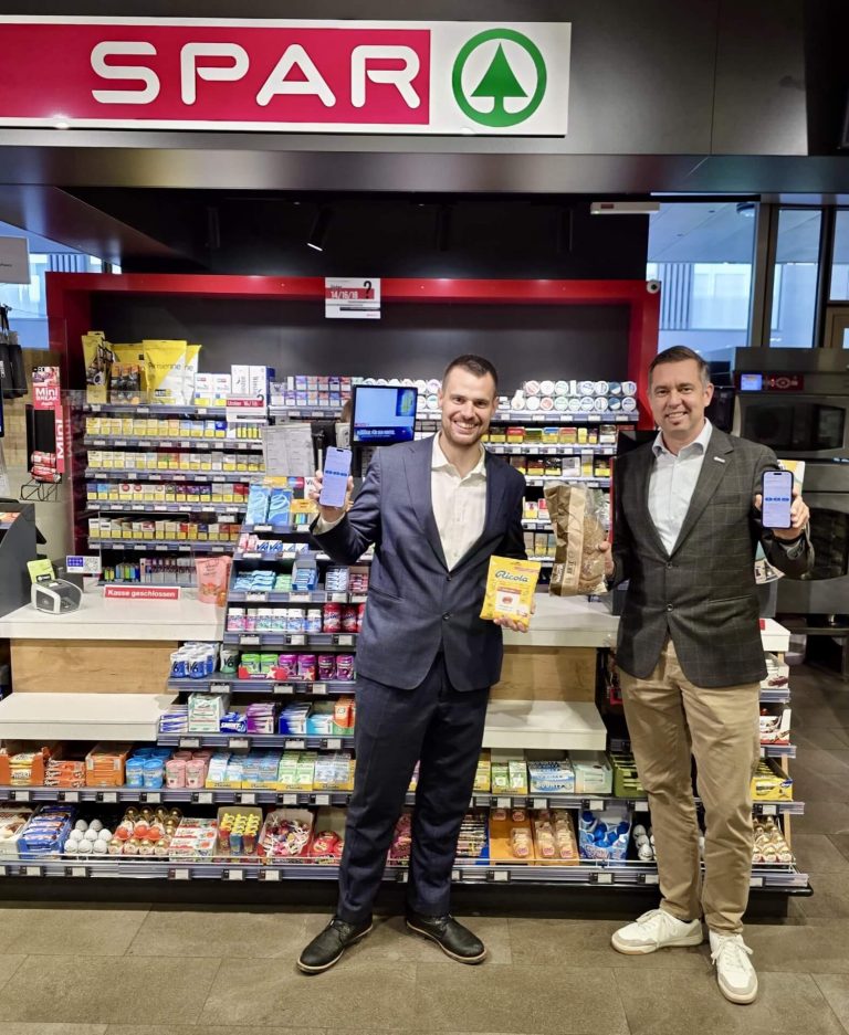 Cyrill Thommen, DFX, und Daniel Stüssi, RealUnit, beim ersten erfolgreichen Kauf im SPAR in Zug